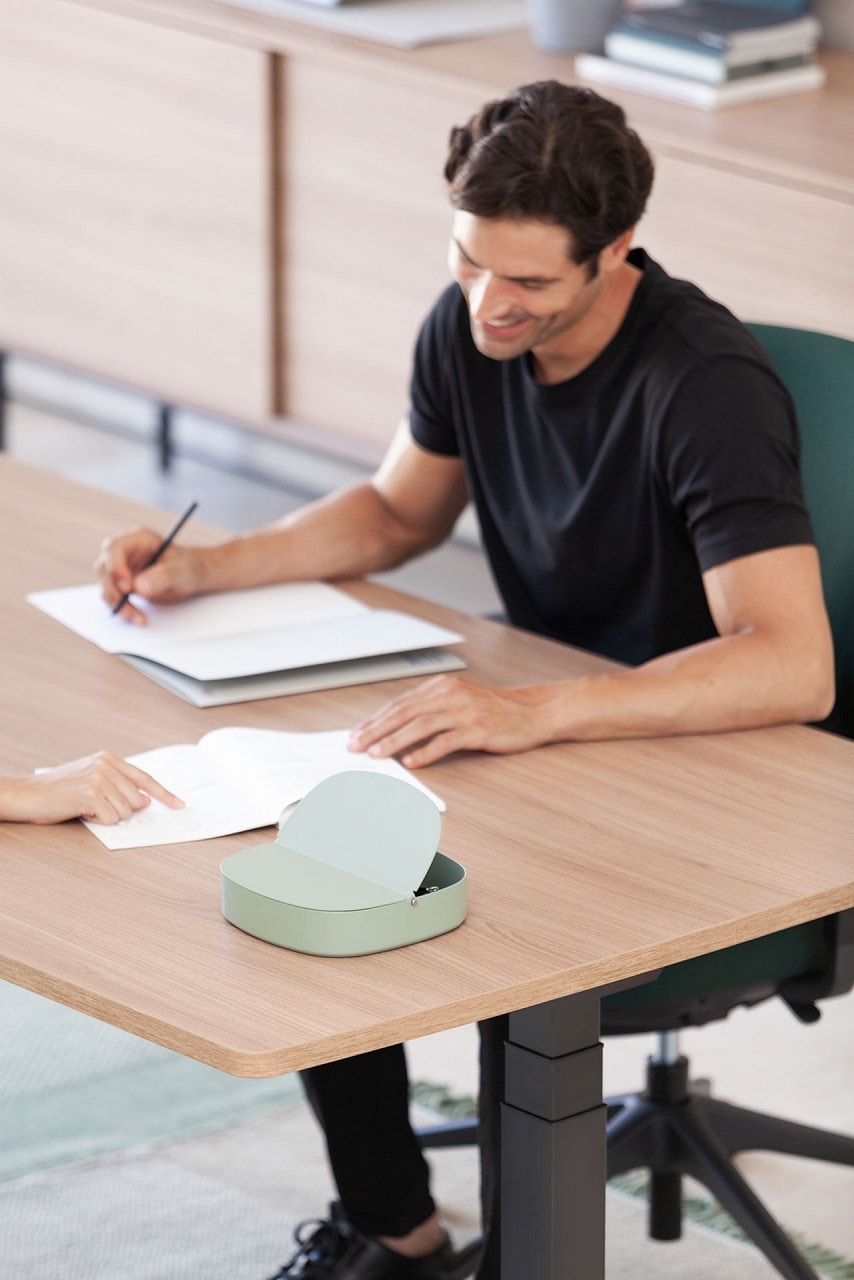 position assise devant un bureau
