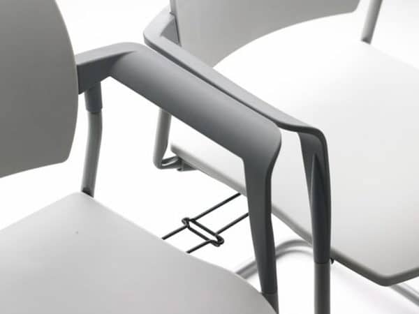 Chaise visiteur empilable avec dossier résille Amets – Image 3