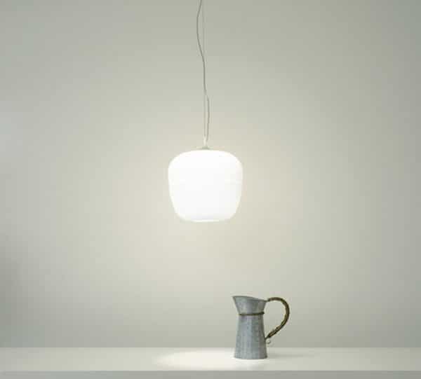 Lampe suspendue en verre soufflé opalin Afra