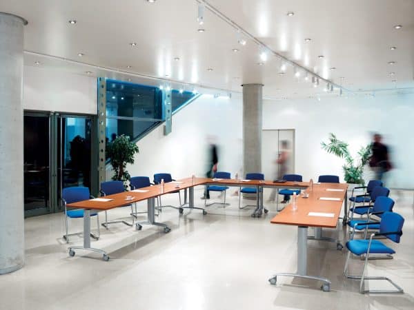 Table de réunion modulable abattantes