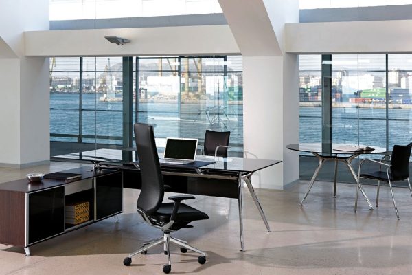 Bureau angle de direction avec plateau en verre et piétement aluminium Arkitek