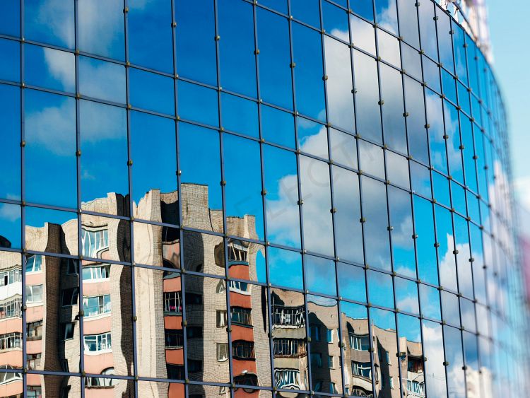 Films miroir sans tain pour vitrages extérieurs de bureaux