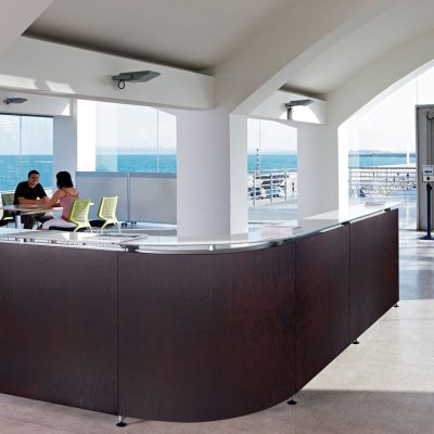 Banque d’accueil en bois Informa