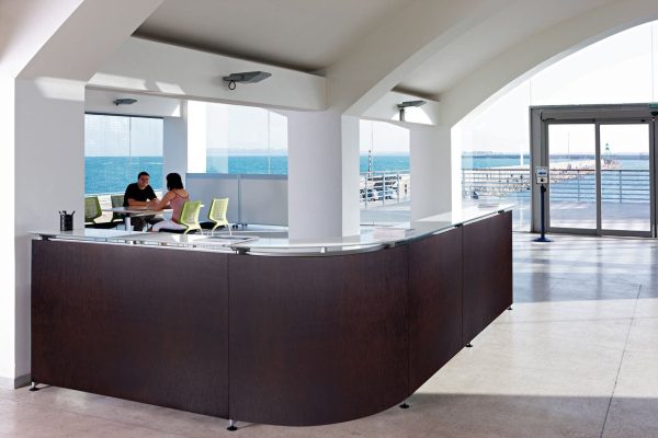 Banque d’accueil en bois Informa