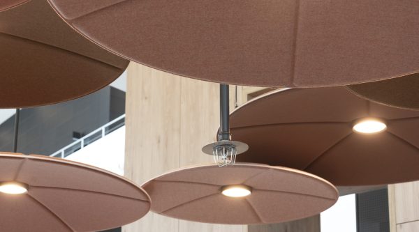 panneau acoustique suspendu au plafond avec luminaire intégré lily
