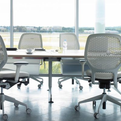 Siège ergonomique professionnel avec accoudoirs et roulettes Ara