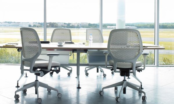 Siège ergonomique professionnel avec accoudoirs et roulettes Ara