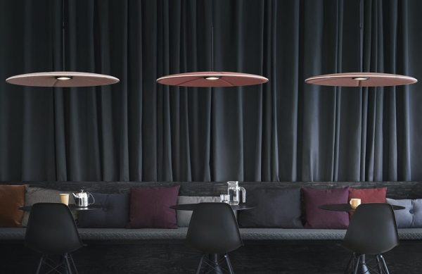 Panneau acoustique suspendu au plafond avec luminaire intégré Lily